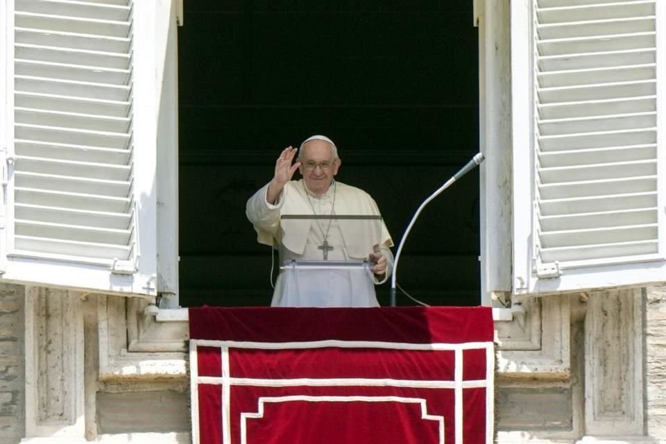 El Papa Francisco da la oración del Ángelus desde su estudio en el Vaticano.