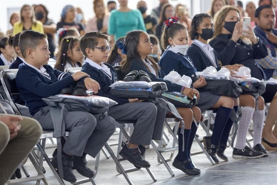 la entrega de útiles escolares será a los niños y niñas que cursan educación básica y que hacen parte del programa Recrea.