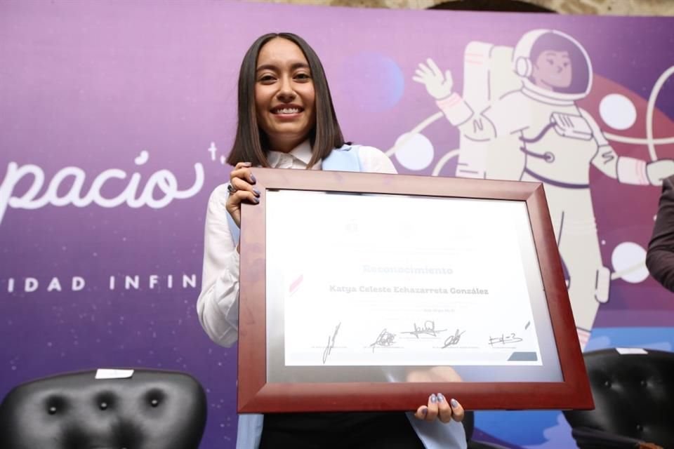 Katya Echazarreta con su reconocimiento por parte del Congreso del Estado al ser la primera mujer mexicana astronauta y jalisciense en viajar al espacio exterior.