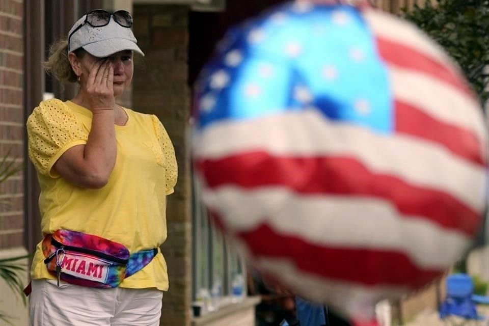 Una mujer se limpia las lágrimas después del tiroteo masivo en el desfile del 4 de julio de Highland Park en Highland Park.