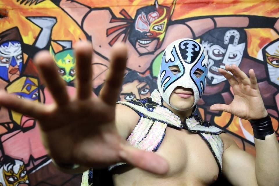 Atlantis Jr. sube cada noche al ring con la encomienda de proteger, mantener y aumentar el nombre de una leyenda de la lucha libre mexicana.