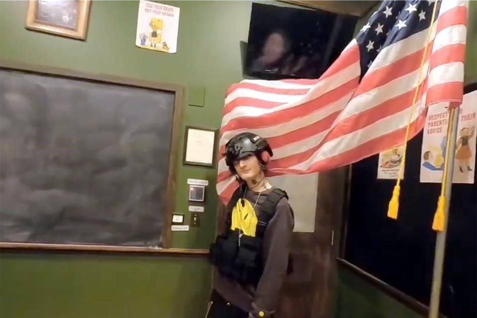 En uno de sus videos se ve a Robert E. Crimo III en un aparente salón de clases.