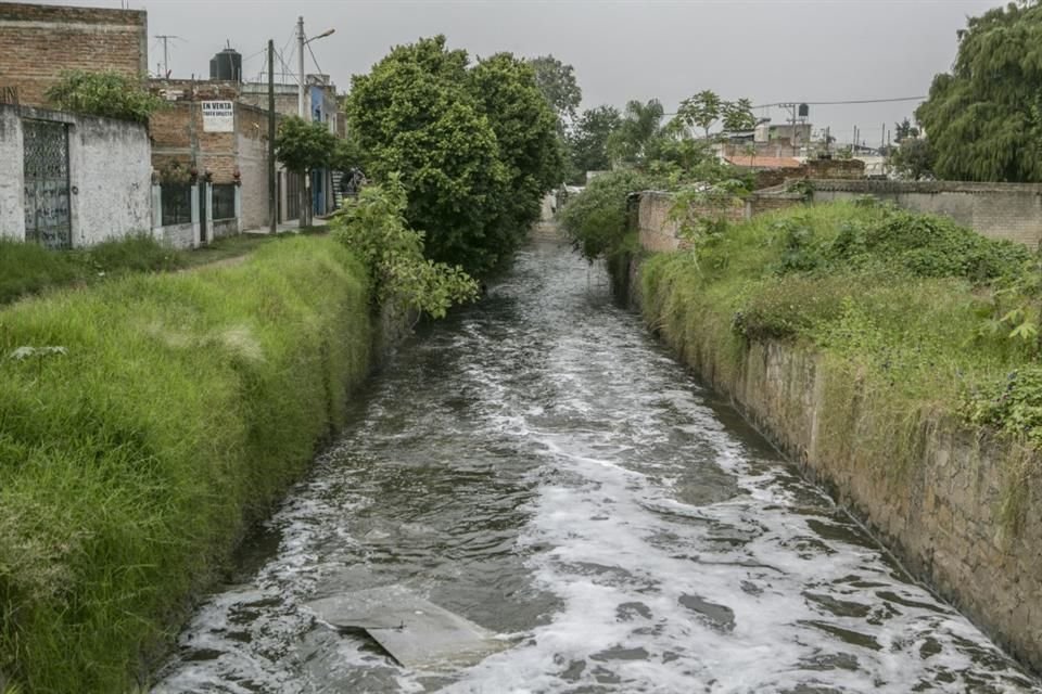 El Área Metropolitana de Guadalajara tiene dos récords en materia hídrica: es la zona del estado que mayor aguas negras, pero también el que más volumen arroja sin sanear al río Santiago.