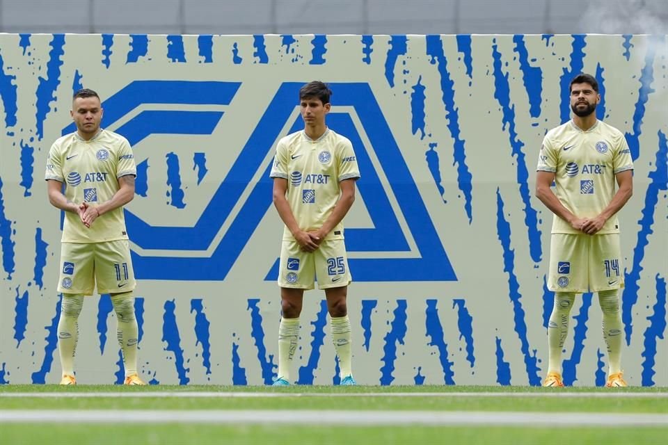 'Cabecita', Damm y Araujo fueron presentados en el Estadio Azteca.