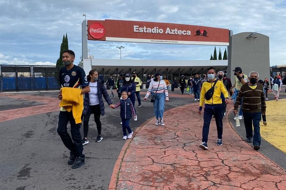 Aficionados de todas las edades llegaron desde temprano al Coloso de Santa Úrsula.