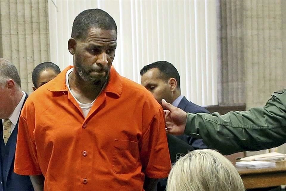 A el cantante R. Kelly, ya le fue retirado la vigilancia por riesgo de suicido.