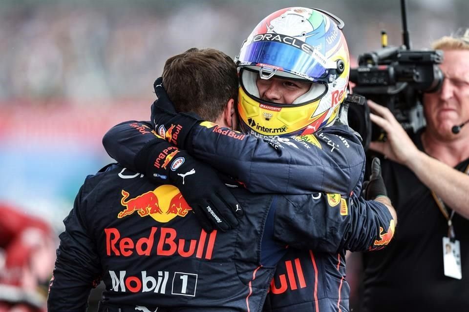Checo es felicitado por su compañero en Red Bull, Max Verstappen, tras su remontada en el GP de Gran Bretaña.