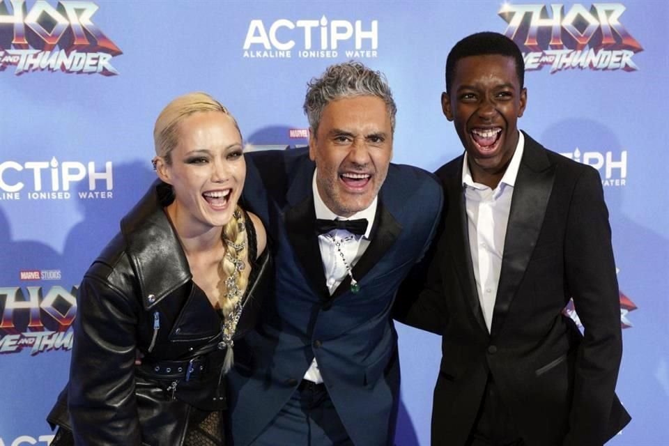 Pom Klementieff, Taika Waititi y Kieron L. Dyer se la pasaron haciendo bromas y caras.