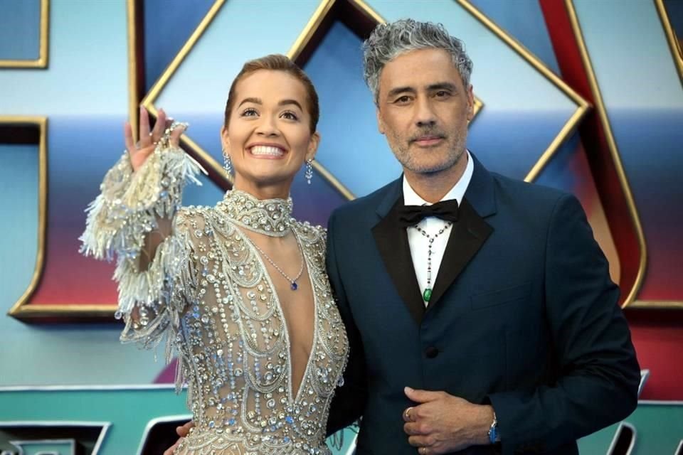 La cantante y actriz Rita Ora al lado de su pareja, el cineasta Taika Waititi.