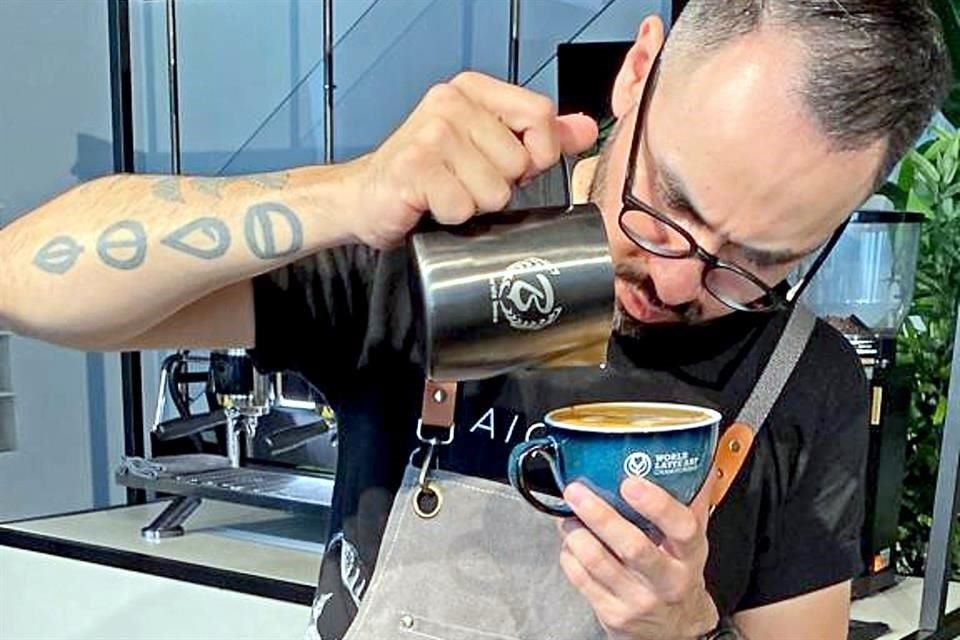 El mexicano Christian Ponce es el único latino entre los 10 mejores de la Competencia Mundial de Arte Latte 2022, realizada en Milán.