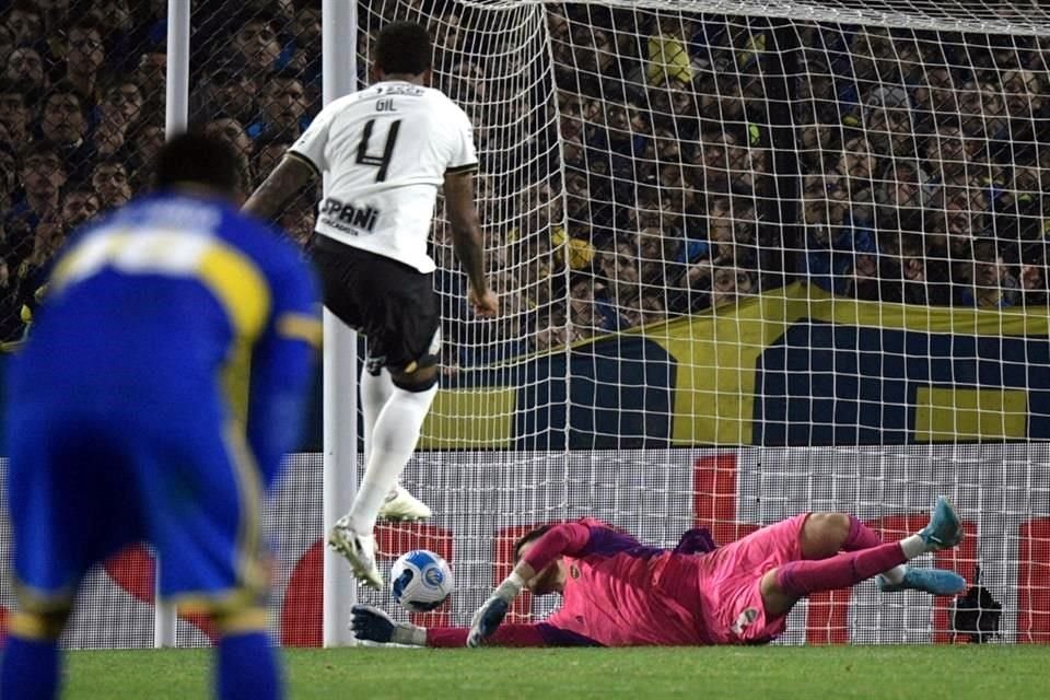 Gil fue quien acertó el tiro penal decisivo y que selló el pase del conjunto brasileño a los Cuartos de Final.