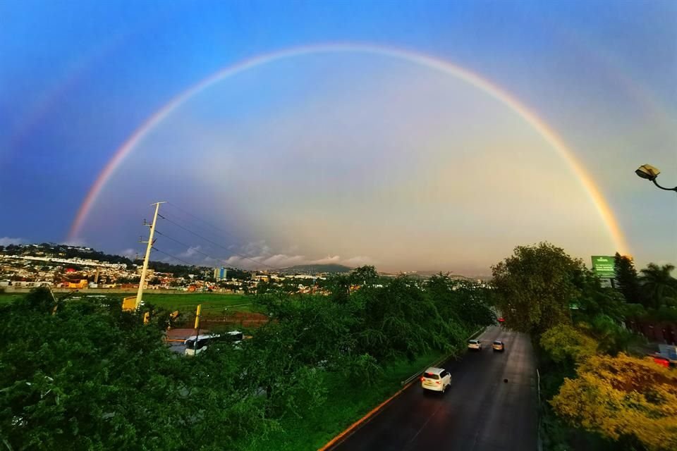 Esta mañana, el arcoíris deslumbró a los tapatíos, al oriente de la Ciudad.