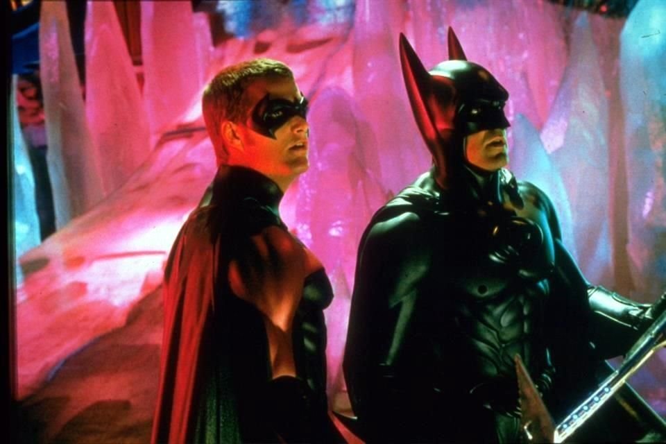 Heritage Auctions subastará el traje de Batman que usó George Clooney para 'Batman & Robin', con un precio de salida de 40 mil dólares.