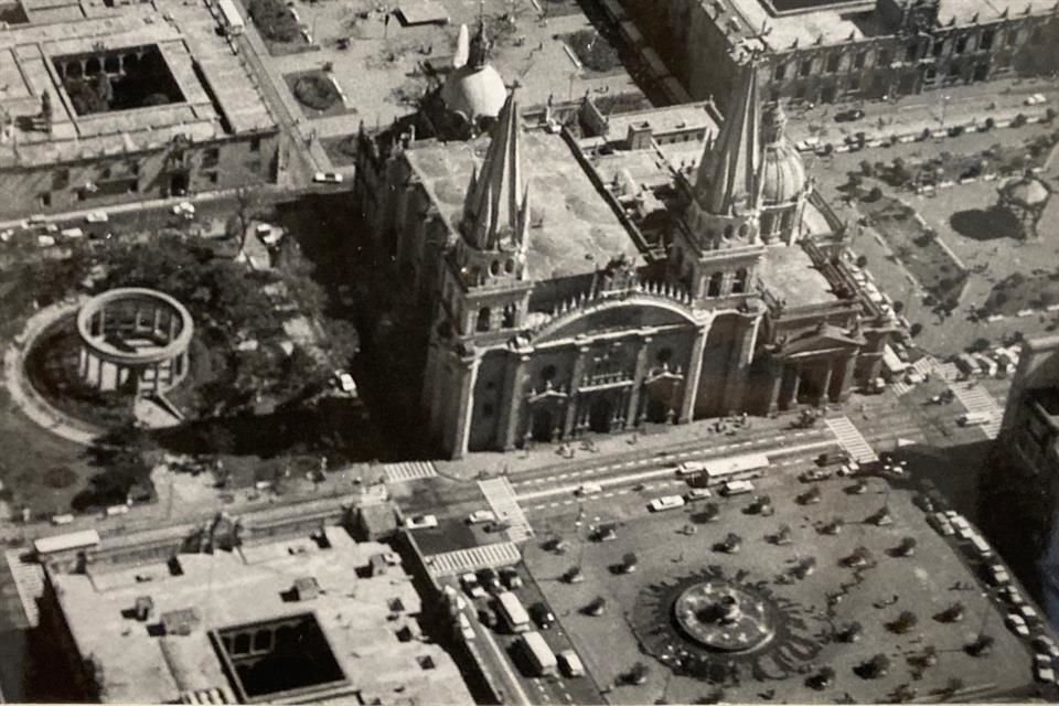 Foto del primer cuadro de Guadalajara antes de la construcción De la Cruz de Plazas a mediados del siglo 20.