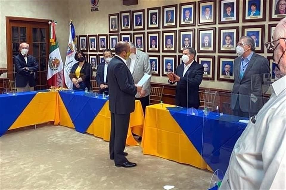 Hoy, poco antes del cierre de registros, acudió el ex director de la Facultad de Comunicación, Mario Rojo.