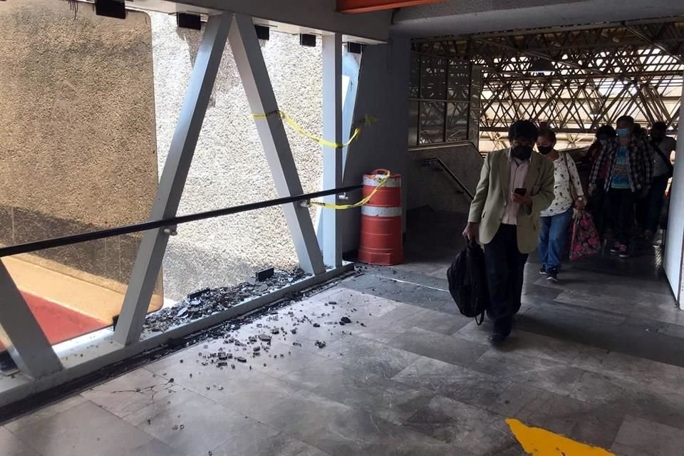 Mujeres realizaron una protesta en la estación Chabacano; rompieron vidrios a su paso y dejaron carteles en contra de Ebrard y Mancera.