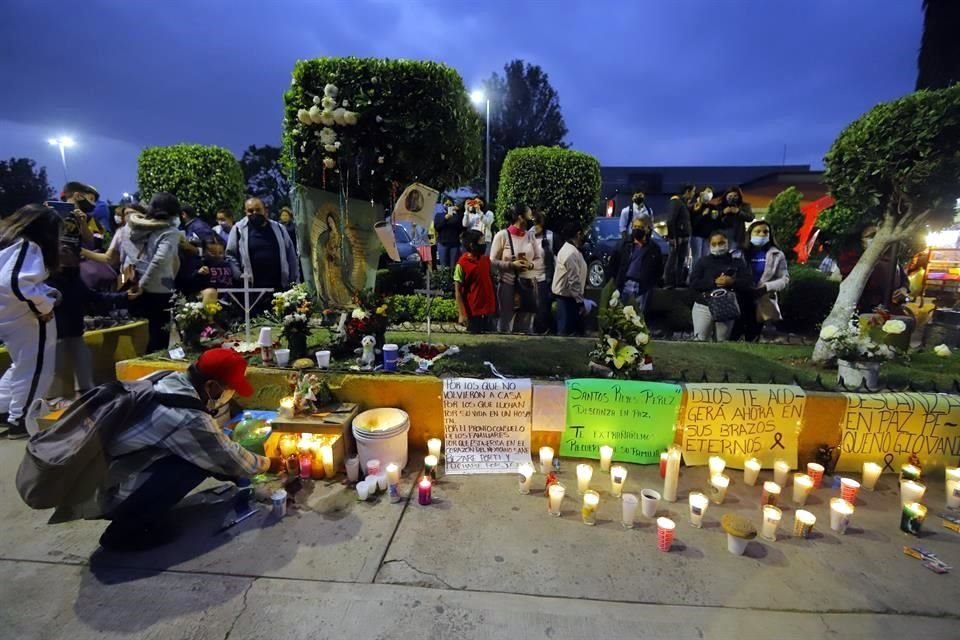 Los vecinos instalaron un altar frente al lugar del derrumbe.