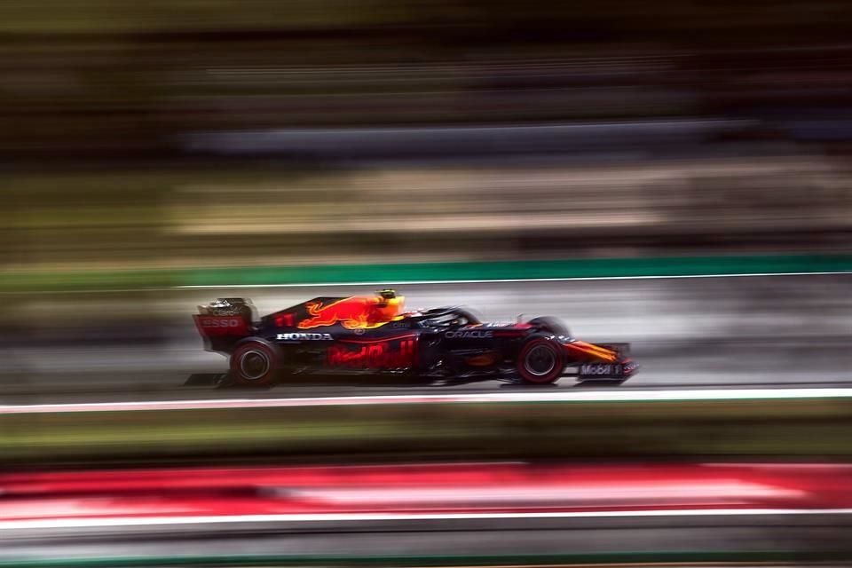 El mexicano terminó a siete décimas de segundo de su coequipero y el más rápido, Max Verstappen.