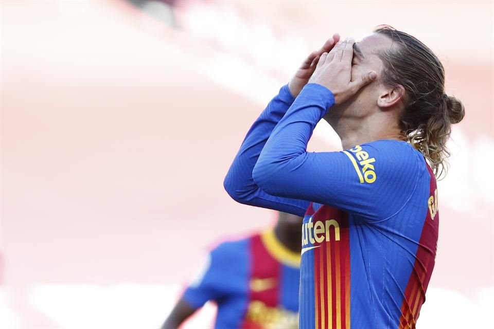 Antoine Griezmann lamenta una acción.
