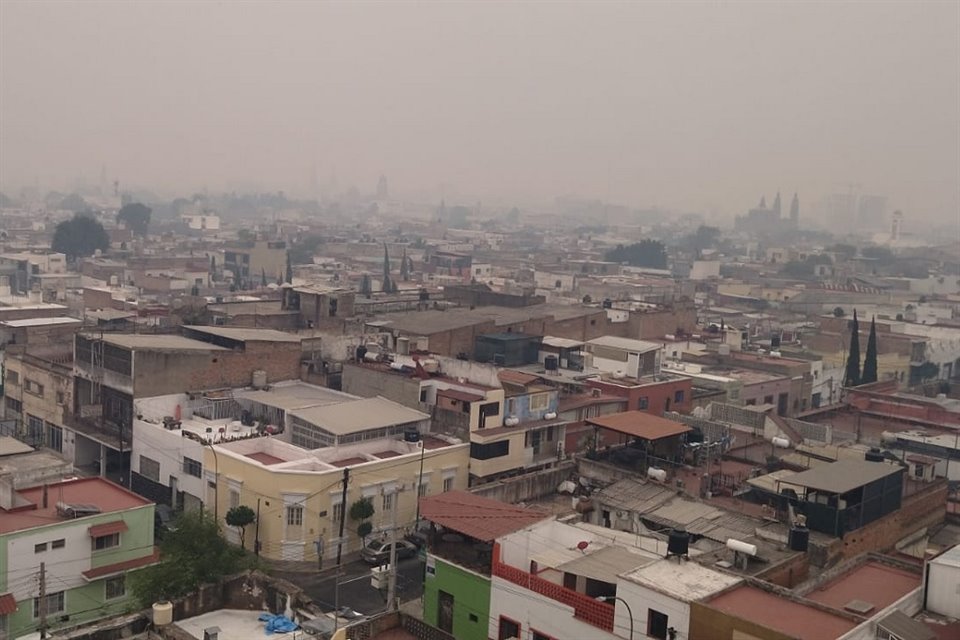 A las 18:00 horas el humo se extendía por toda el Área Metropolitana de Guadalajara.