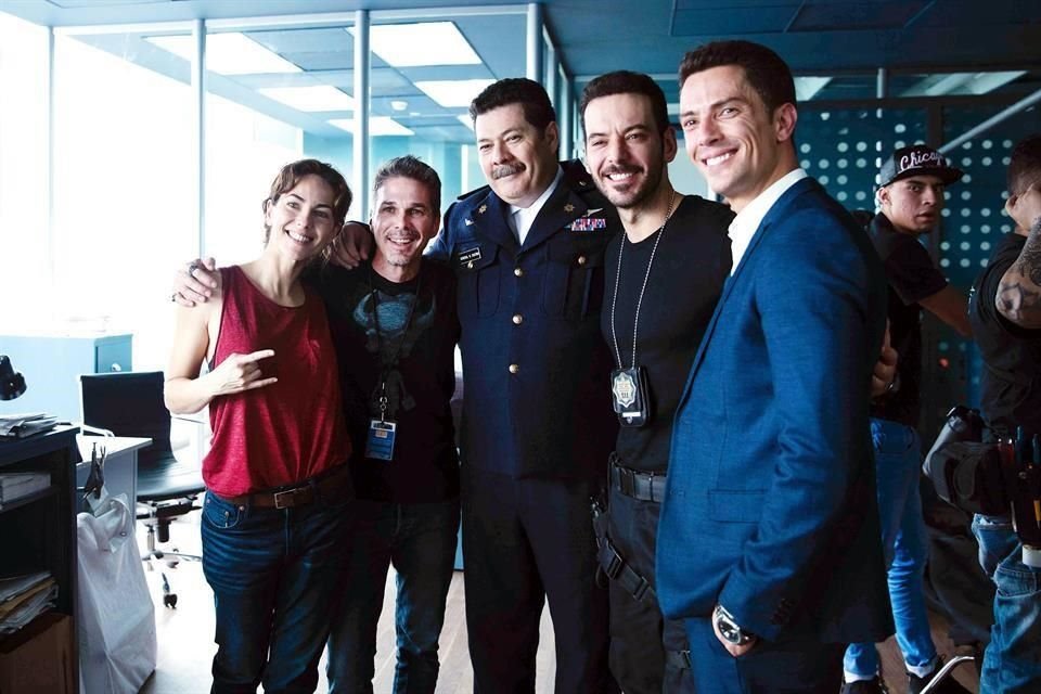 David 'Leche' Ruiz con el elenco de 'La Negociadora', serie protagonizada por Bárbara Mori.