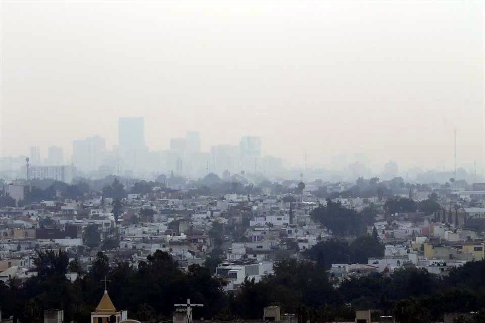 Así se veía ayer la Ciudad debido a la contaminación por el incendio en La Primavera.