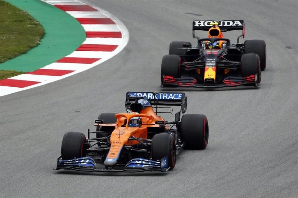 Sergio Pérez no pudo contra el monoplaza de Daniel Ricciardo.