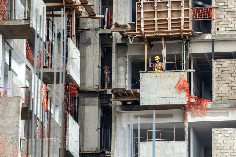 Tras la propuesta de reducir la jornada laboral semanal a 40 horas, Canaco y Coparmex piden a los legisladores descartarla.