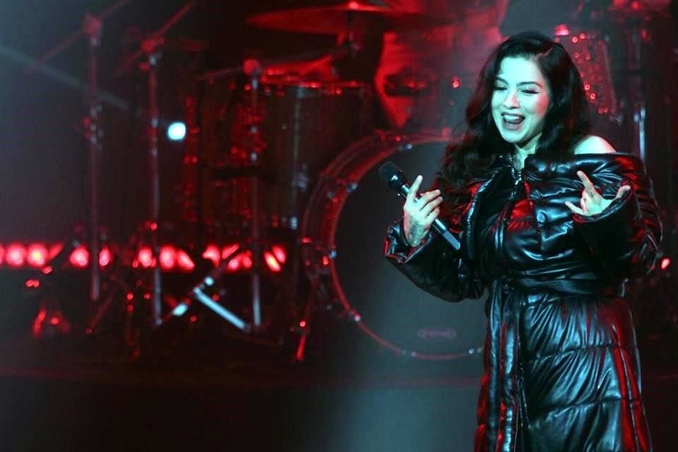 Mon Laferte durante su presentación en el Auditorio Telmex.