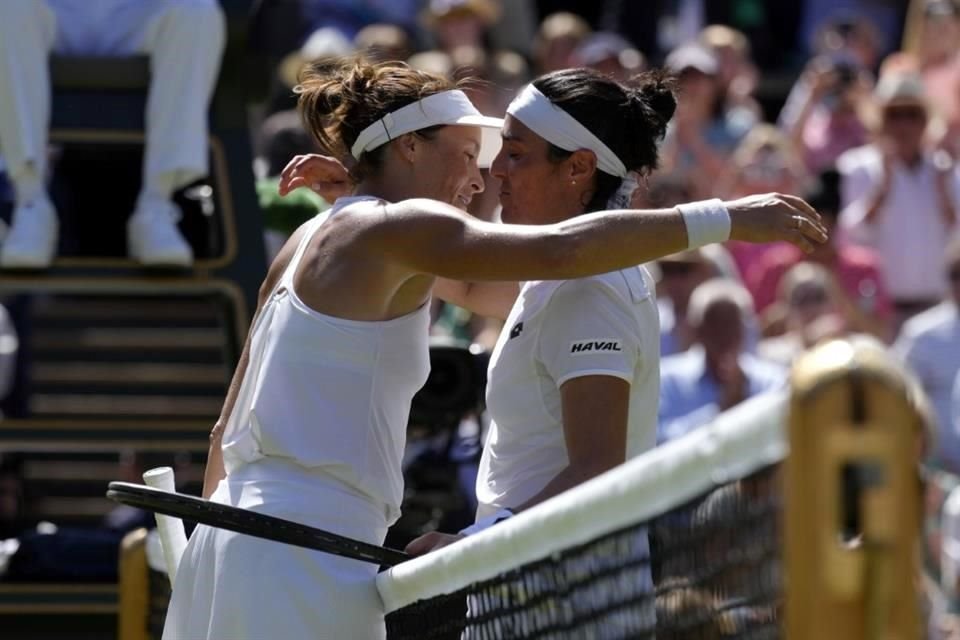 Las amigas se felicitaron tras el partido.