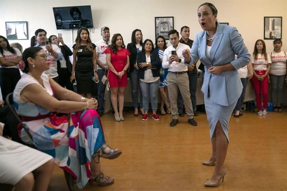 Monica De La Cruz, candidata a representar el distrito 15 de Texas en la Cámara de Representantes, durante un rally en McAllen, Texas