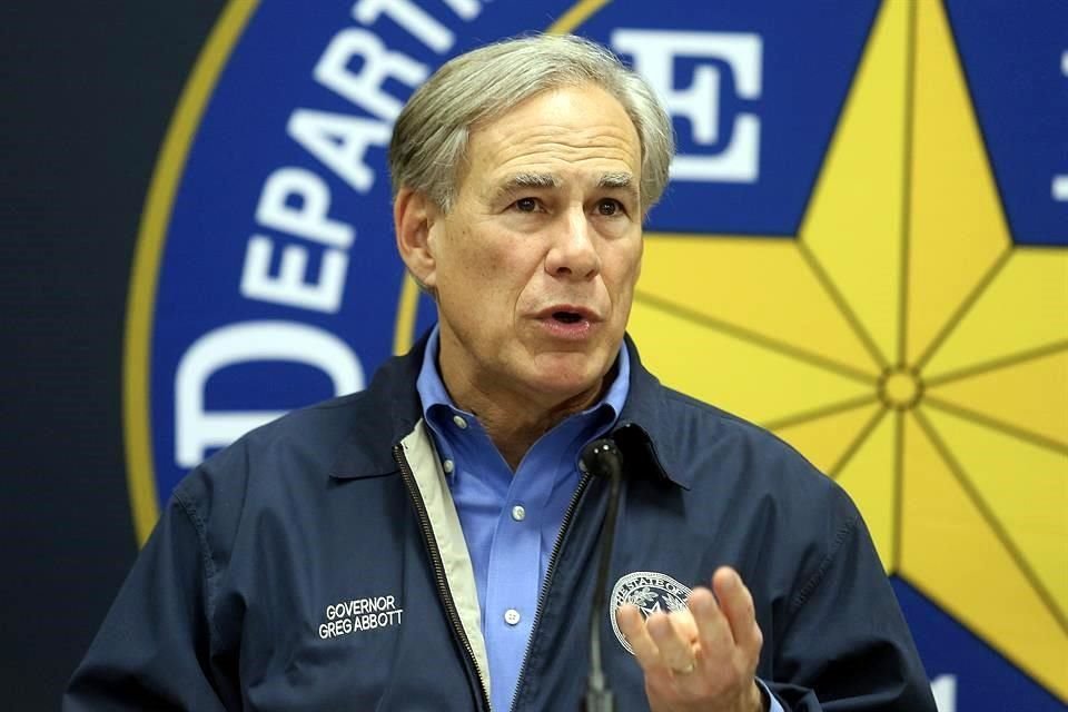 El Gobernador de Texas, Greg Abbott (republicano), habla durante una conferencia de prensa el 10 de marzo en Weslaco.