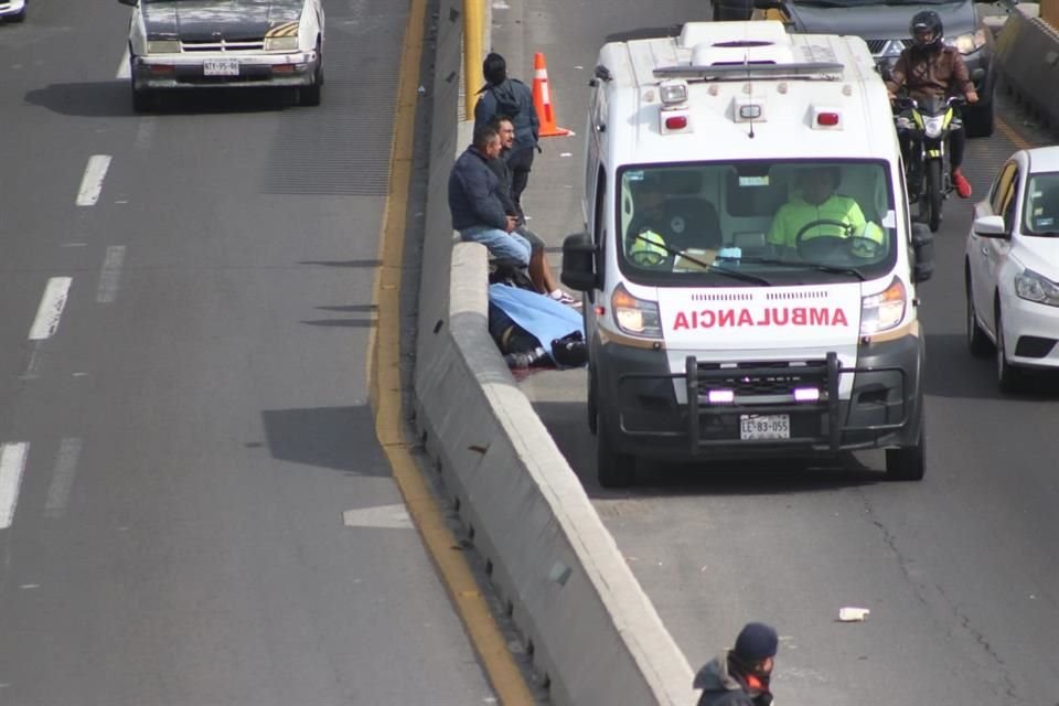 Un motociclista falleció tras impactarse contra el muro de contención de la Autopista México-Puebla, en Valle de Chalco.