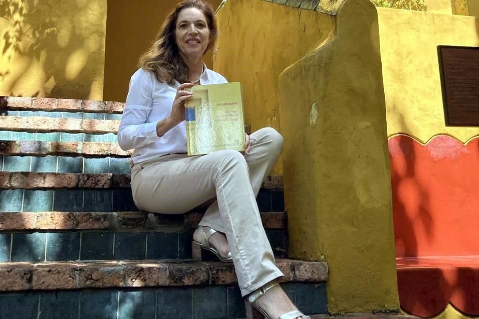 Laura Ayala posa con su libro, '525 gramos. Jill Magid: la Transformación de Luis Barragán' en la Casa ITESO Clavigero, diseñada por el arquitecto.