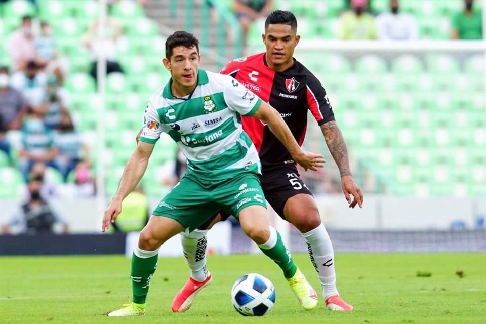 Registró 3 goles en 62 partidos con Santos Laguna.