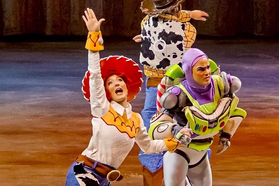 Alejandro García, originario de Monterrey, interpreta a Buzz Lightyear y es uno de los cuatro patinadores mexicanos en el espectáculo Disney On Ice.