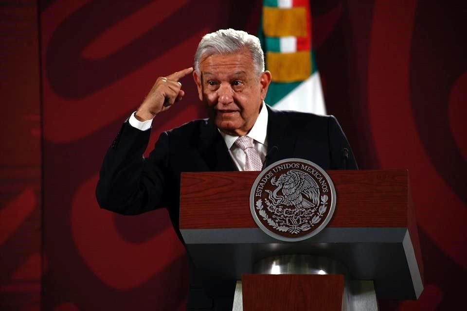 AMLO dijo que entregar el control del AICM a la Marina busca una 'sacudida' que mejore la seguridad y termine el contrabando en la terminal.