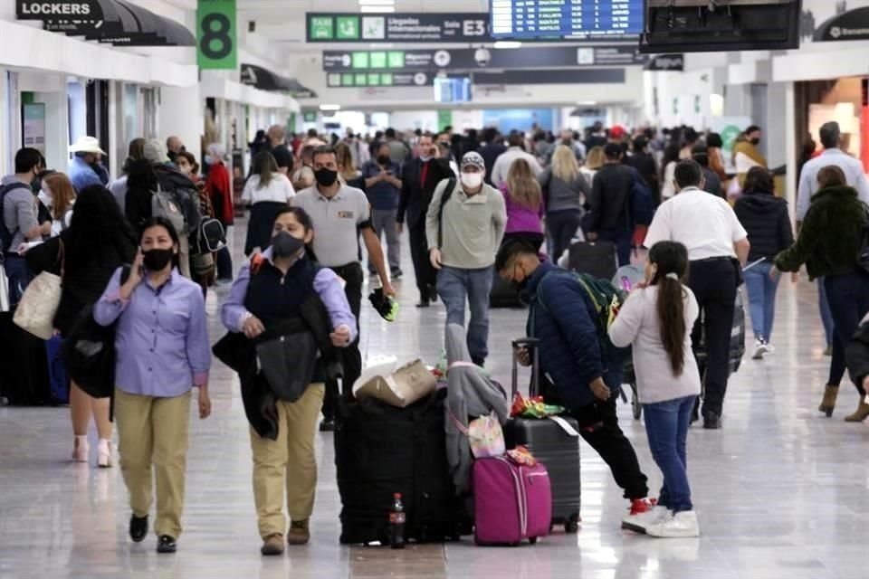 AMLO anunció que se limitarán vuelos y número de pasajeros en AICM, y adelantó que CDMX reforzará Terminal 2 pues Sedena tiene muchas obras.