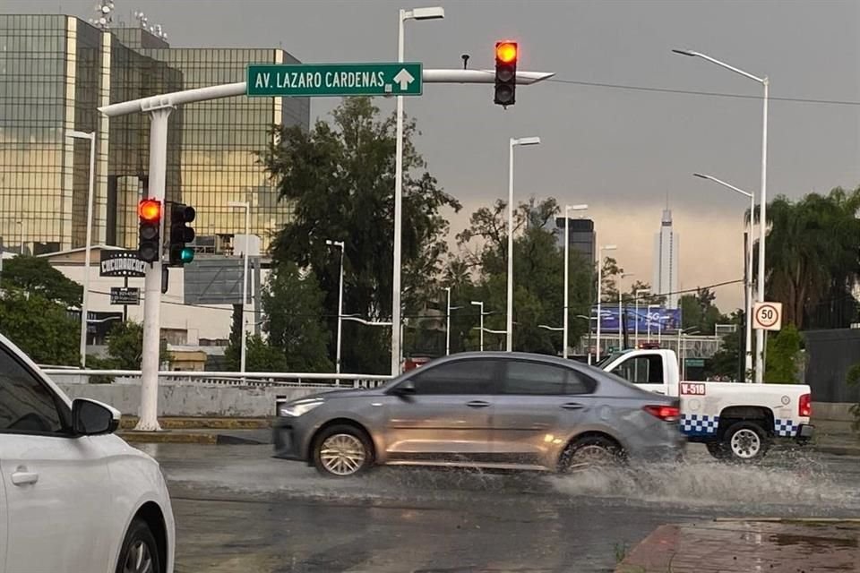 Una fuerte lluvia, acompañada de granizo y actividad eléctrica, cayó esta tarde en Guadalajara y Zapopan.