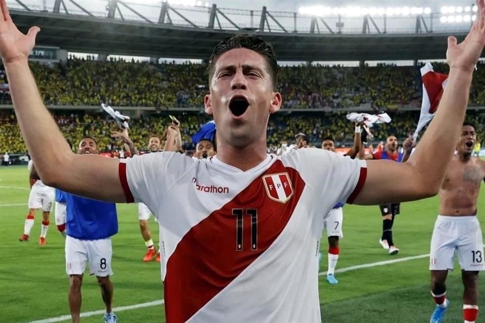 Santiago Ormeño en la eliminatoria sudemericana  con la selección de Perú.