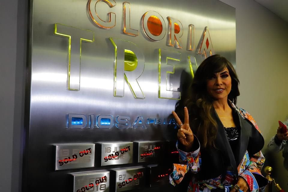 Gloria Trevi devela placa por once llenos totales en la Arena Ciudad de México.