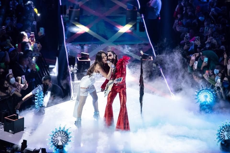 Moderatto y Danna Paola entregaron en el escenario del Pepsi Center WTC 'Sólo Quédate en Silencio'.