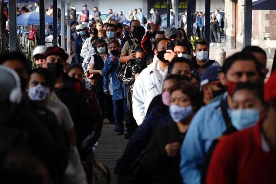 Usuarios de la Línea 1 del Metro enfrentan largas filas y retrasos por el cierre de 10 estaciones que tiene lugar este fin de semana.