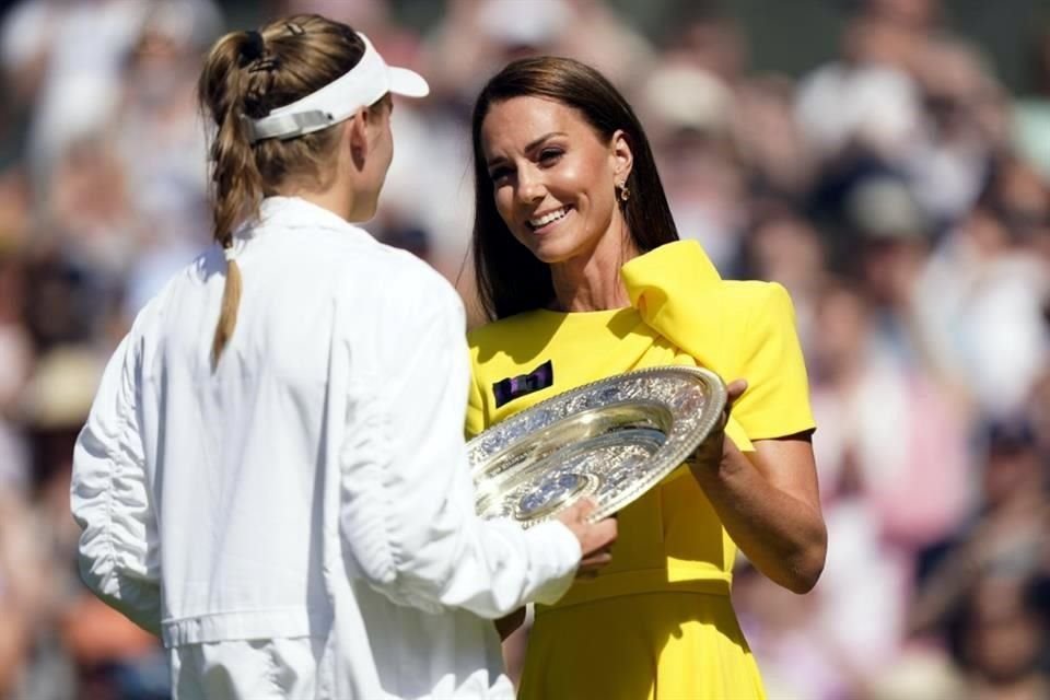 Catalina, la Duquesa de Cambridge, entregándole el mítico trofeo a la joven kazaja.