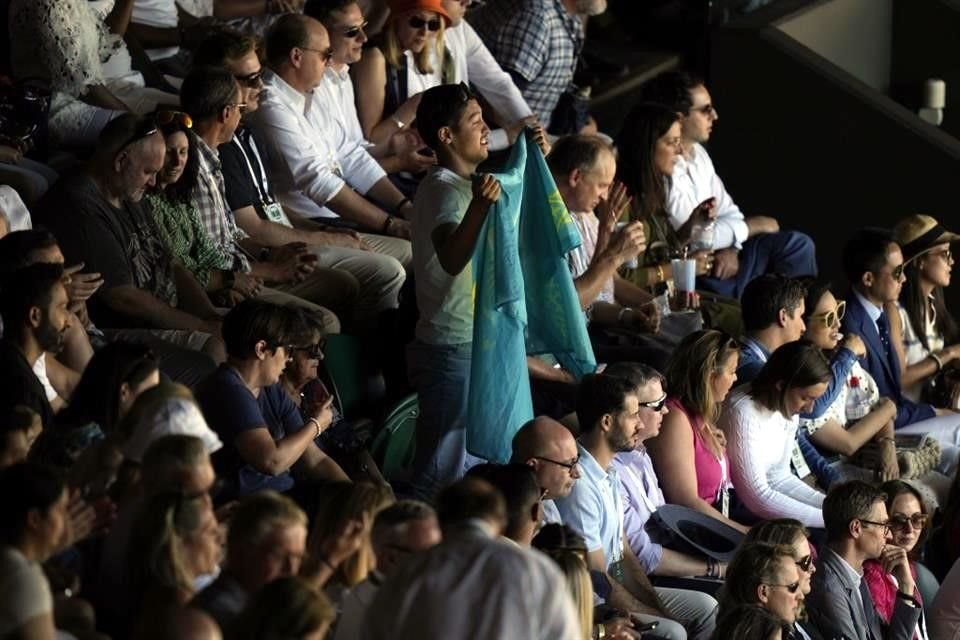 Un aficionado sosteniendo una bandera de Kazajistán en las gradas en apoyo a Rybakina.
