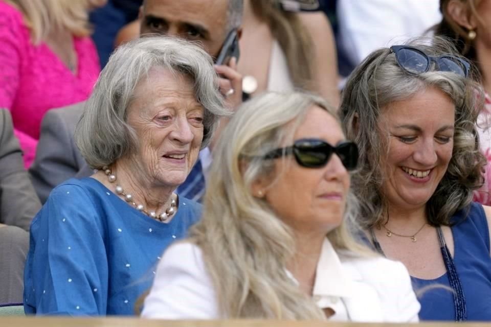 La actriz Dame Maggie Smith presenció la final femenil en Wimbledon.