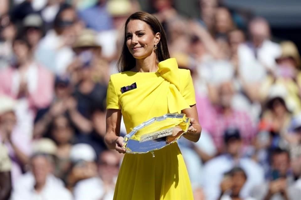 Catalina Middleton brilló en una de las finales del torneo de tenis de Wimbledon, al vestir de amarillo como hace cuatro años.