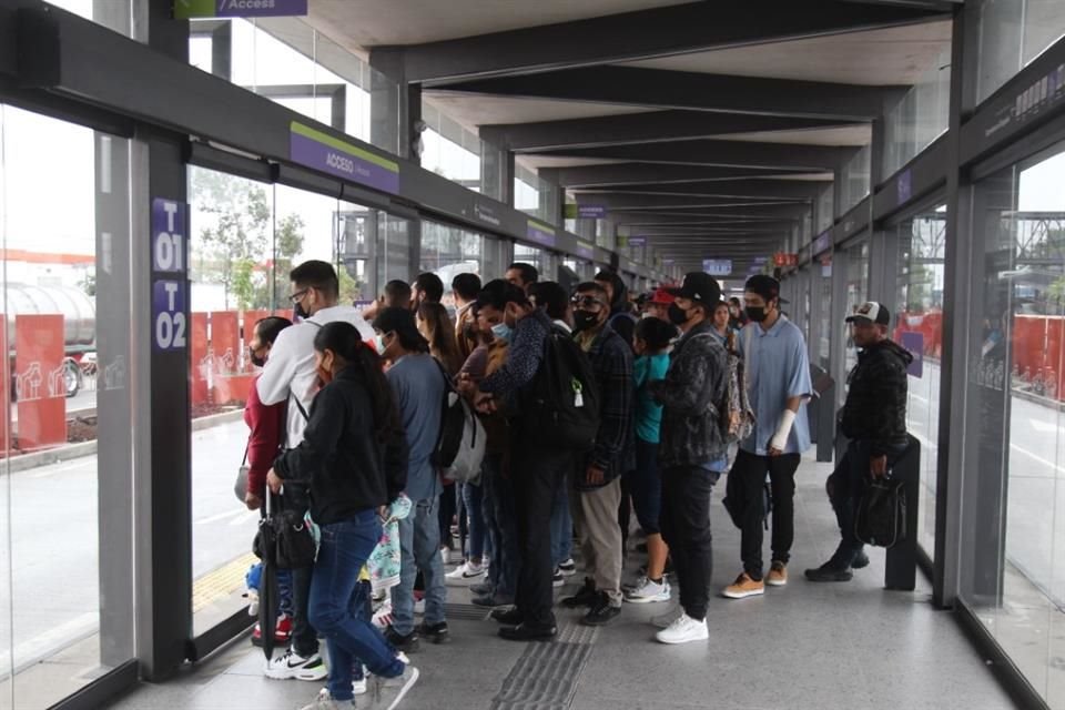 La gente se aglomera por momentos esperando la llegada del Peribús para el transbordo.