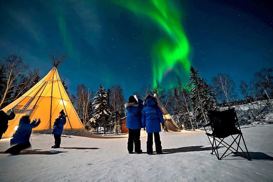 Duerme en un tipi de Aurora Village, en Yellowknife, Territorios  del Noroeste, Canadá, y observa un bellísimo fenómeno natural.