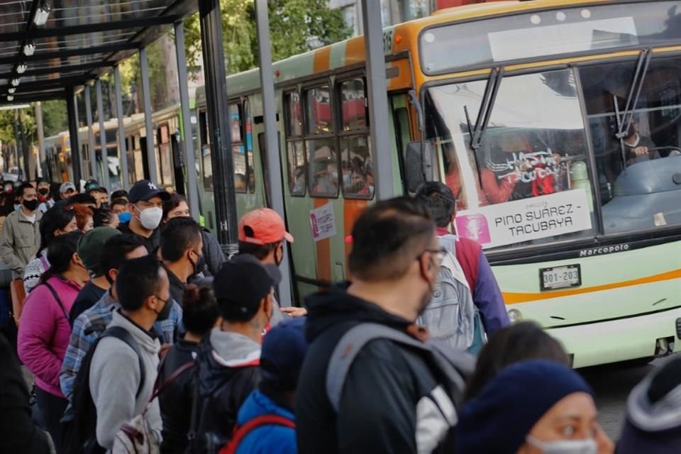 Usuarios dijeron desconocer que el tramo de Isabel La Católica a Observatorio estaría cerrado este fin de semana.